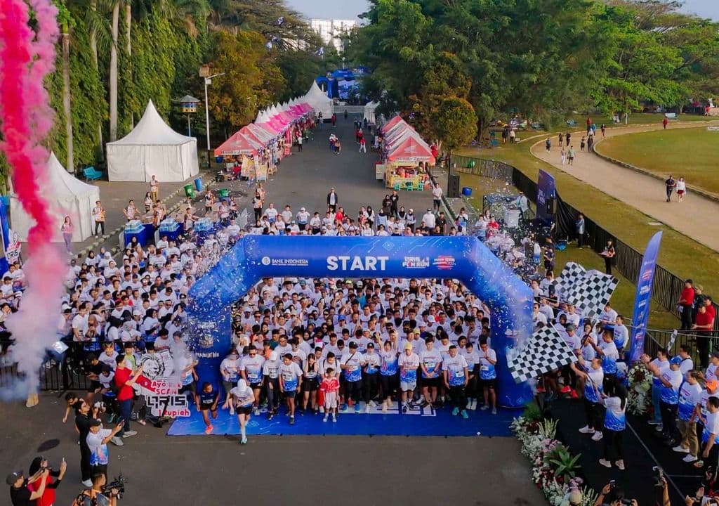 Pelari berkumpul di gerbang start QRIS Fun Run Bank Indonesia di Malang, dipotret dari udara